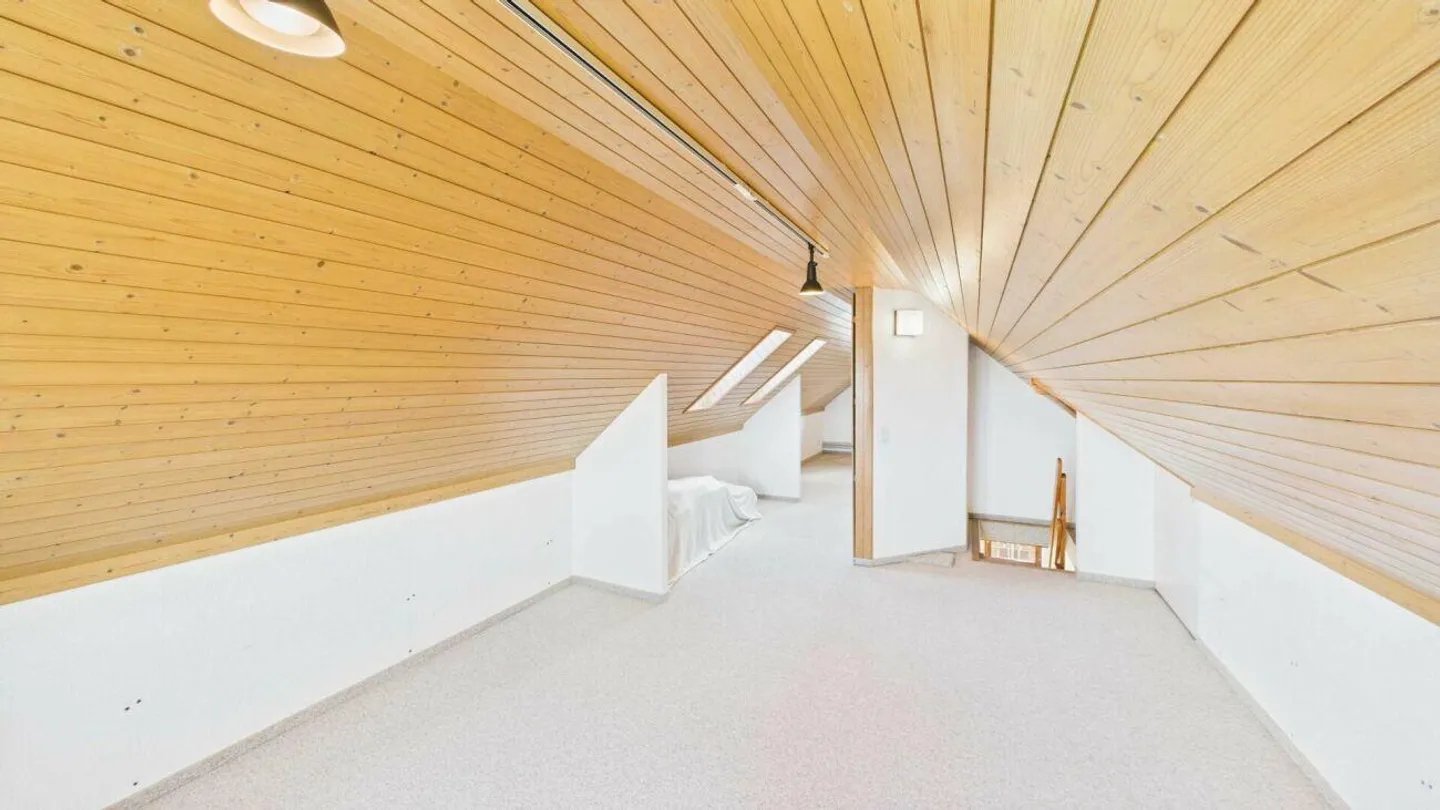 Charming Corner House with Mountain View - Photo 9 of 10