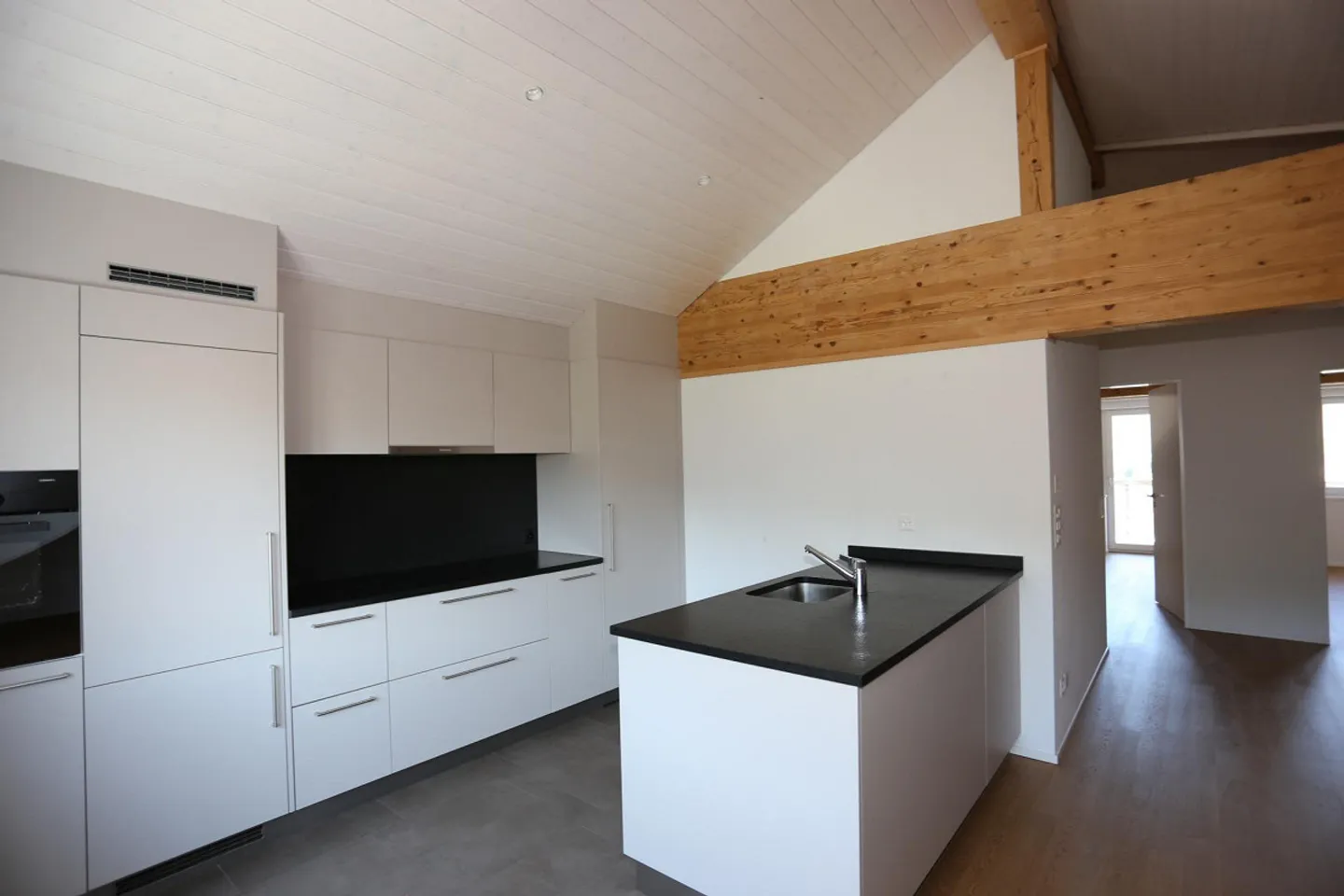 Appartement moderne de 3,5 pièces sous les toits près du centre - Photo 1 sur 8