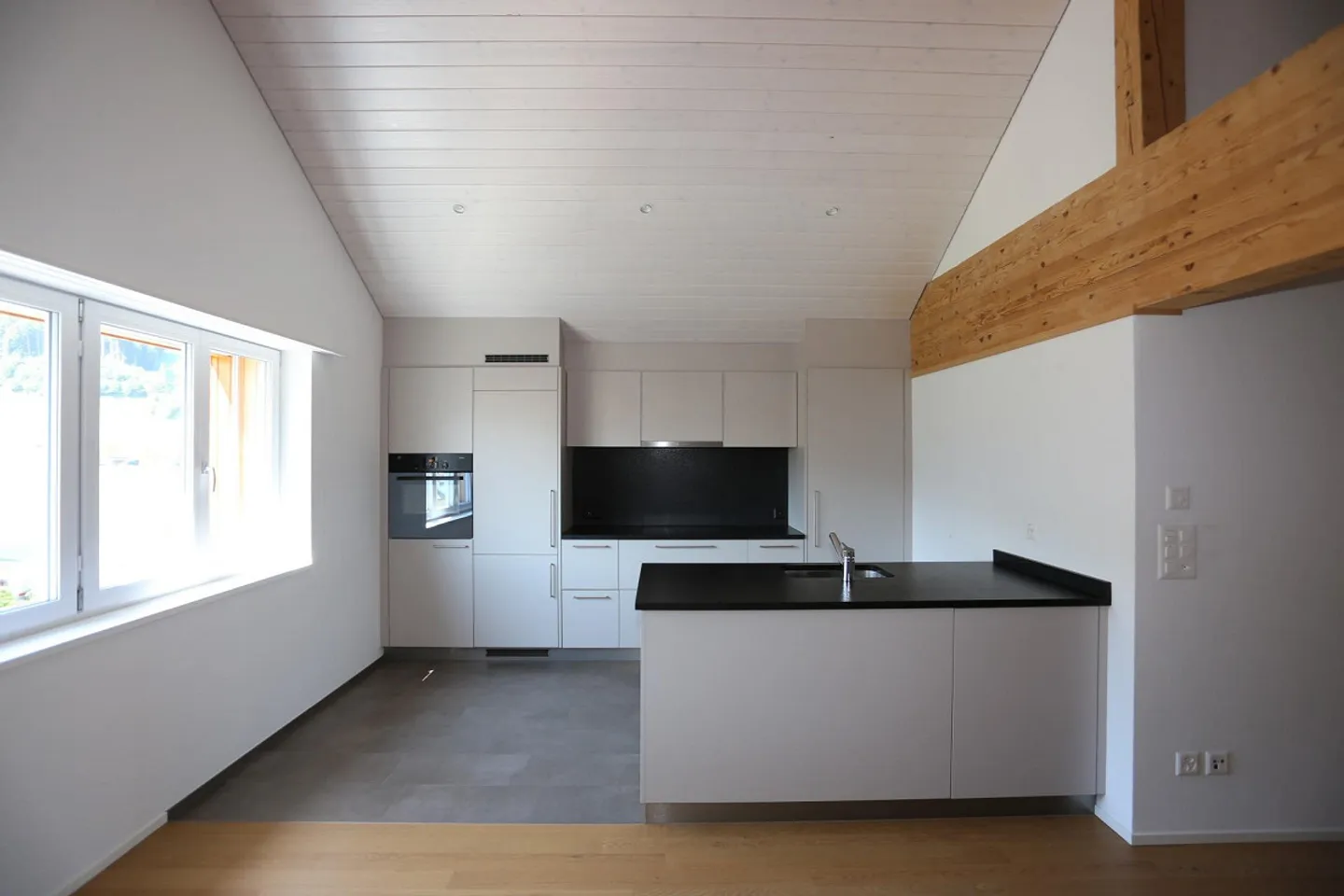 Appartement moderne de 3,5 pièces sous les toits près du centre - Photo 2 sur 8