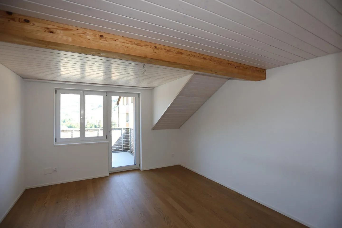 Appartement moderne de 3,5 pièces sous les toits près du centre - Photo 3 sur 8