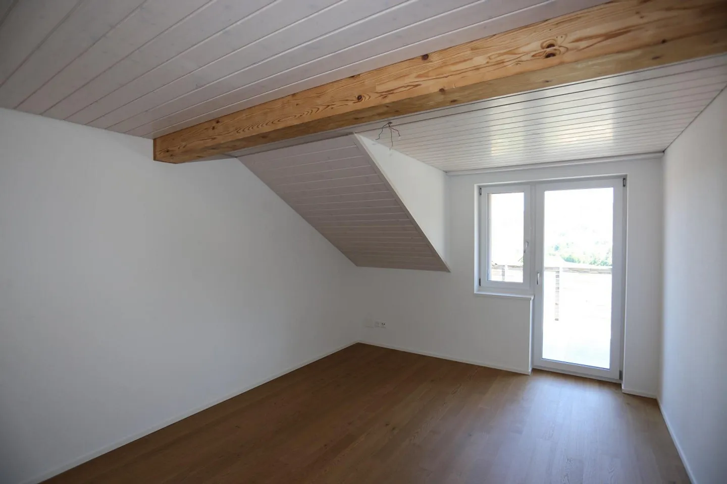 Appartement moderne de 3,5 pièces sous les toits près du centre - Photo 4 sur 8