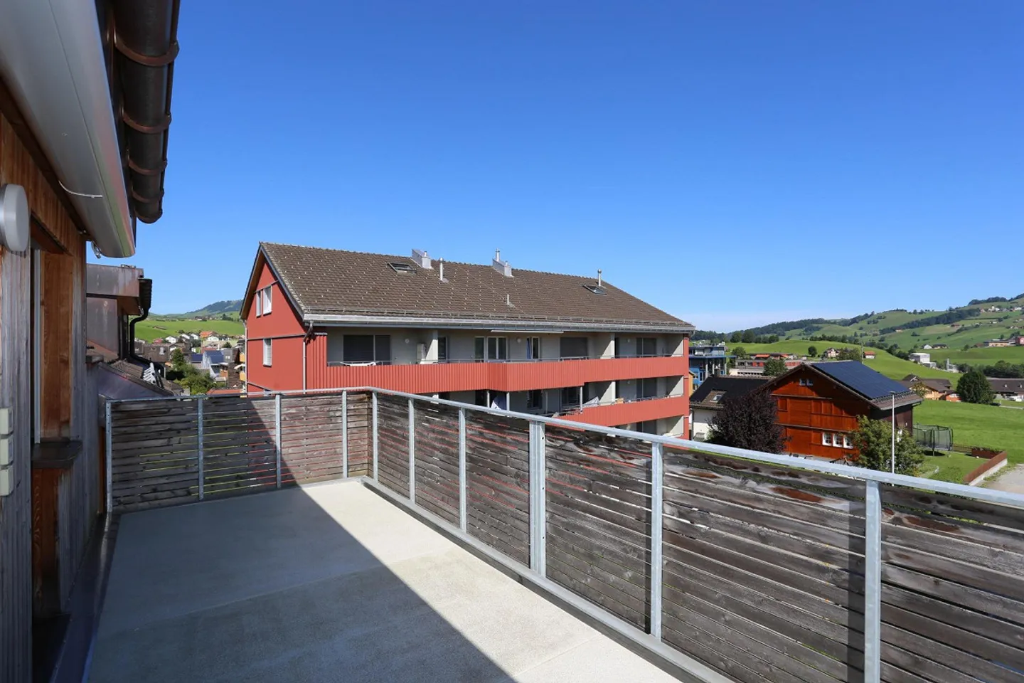 Appartement moderne de 3,5 pièces sous les toits près du centre - Photo 7 sur 8