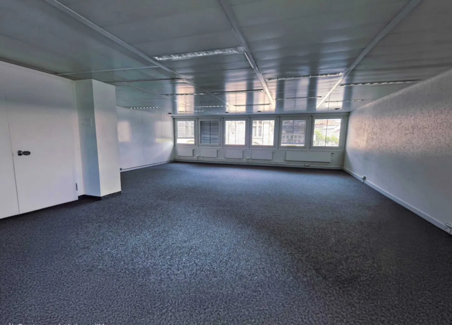 Affitto offerto - Uffici spaziosi e luminosi nel centro città - Foto 2 di 2