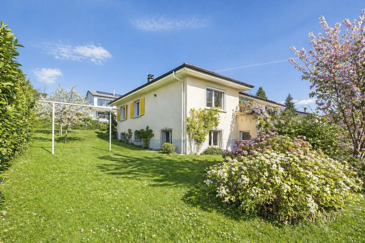 10-Zimmer-Haus - Foto 1 von 11