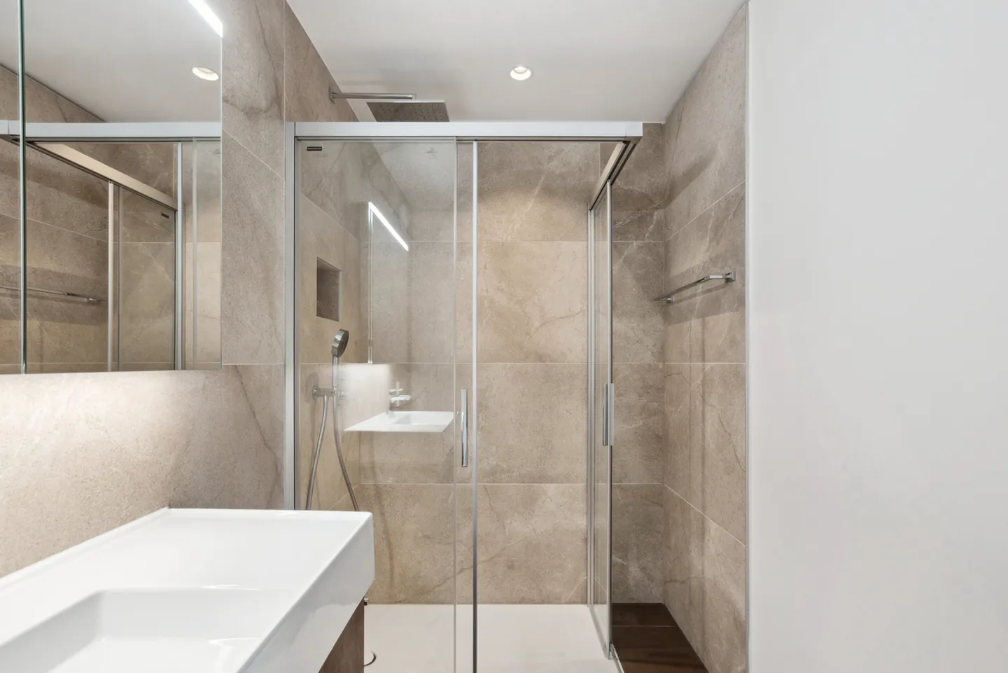 PPE Apartment - Photo 8 of 10