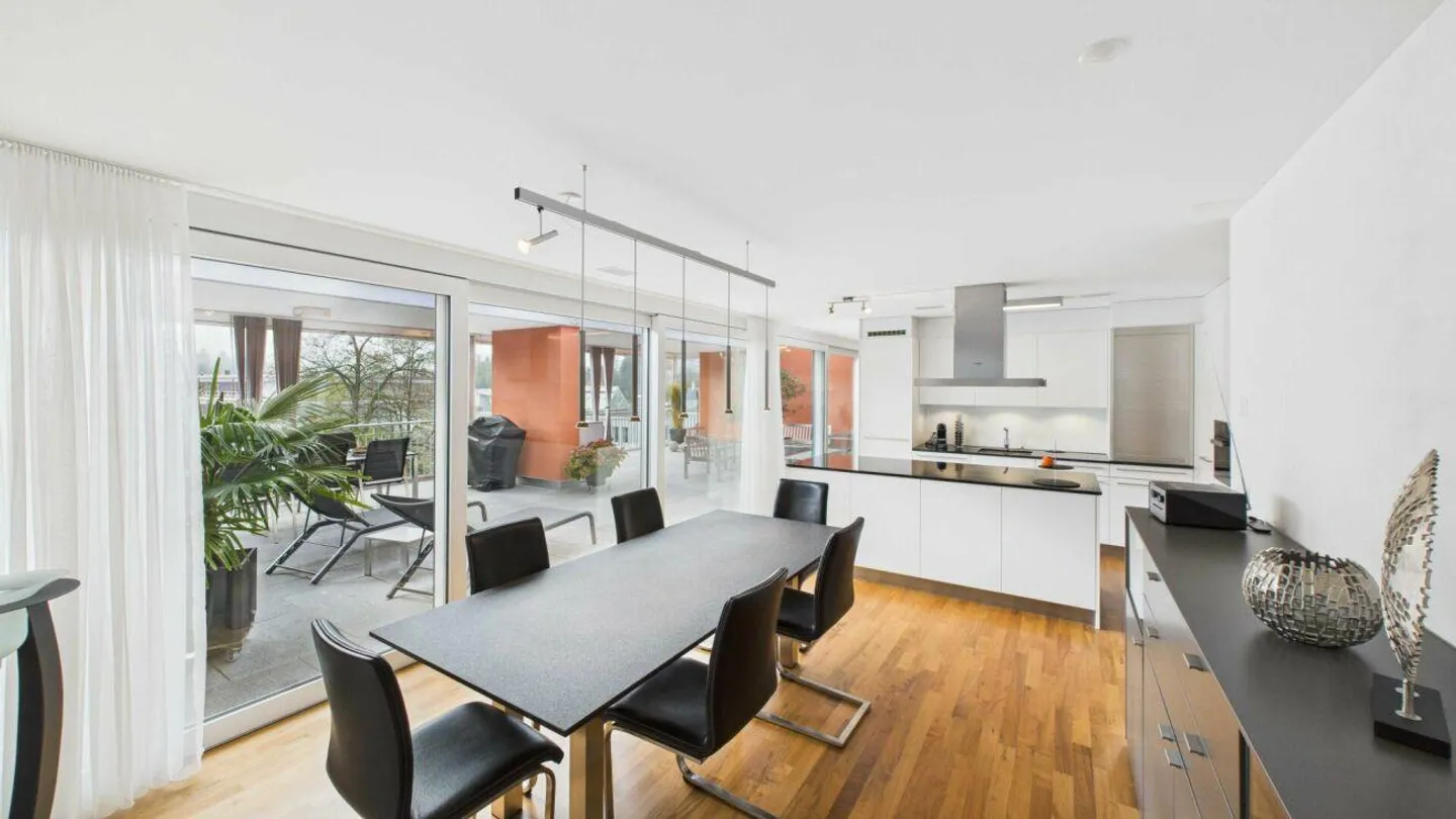 Appartement en attique avec terrasse spacieuse - Photo 2 sur 10