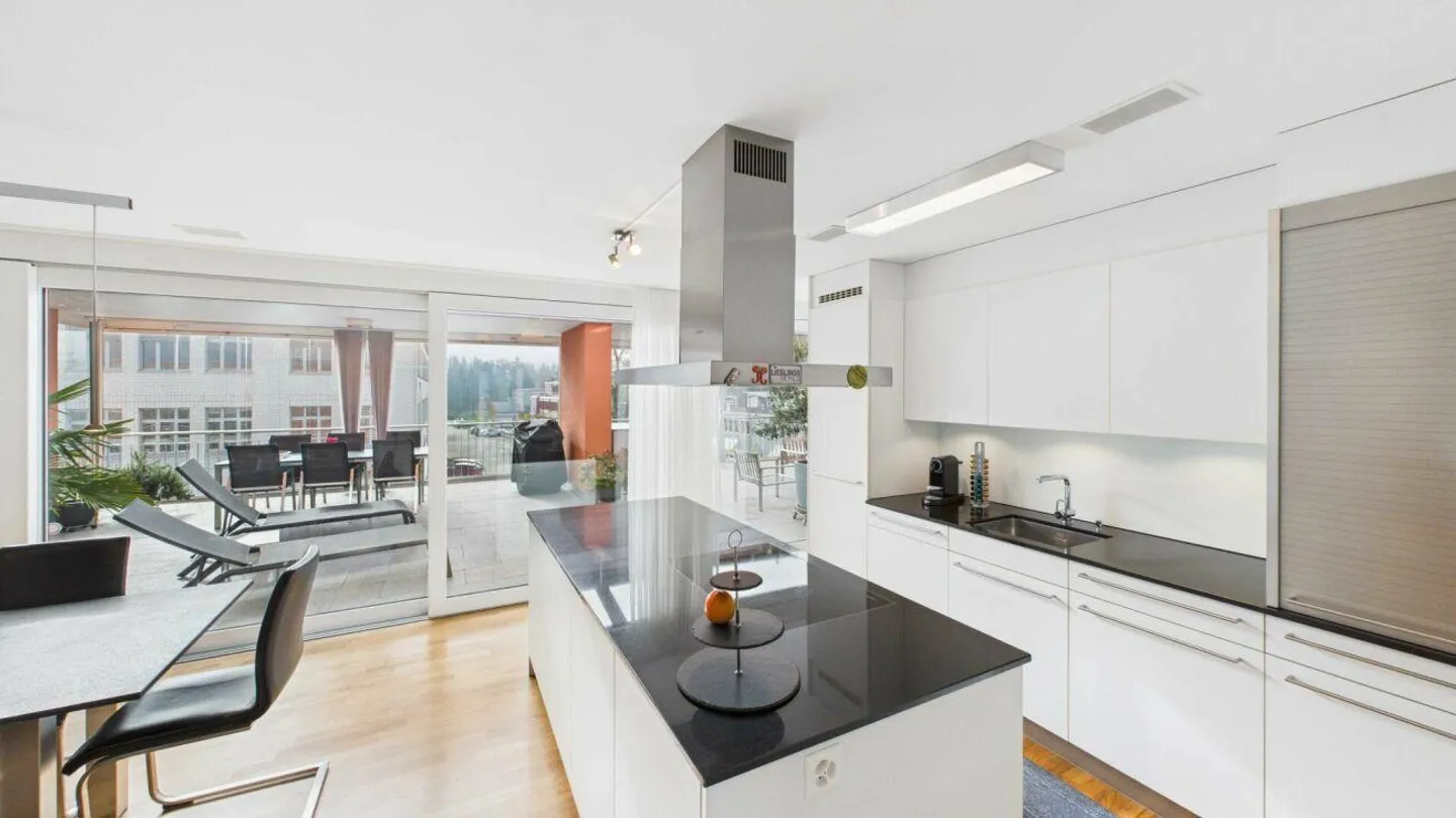 Appartement en attique avec terrasse spacieuse - Photo 3 sur 10