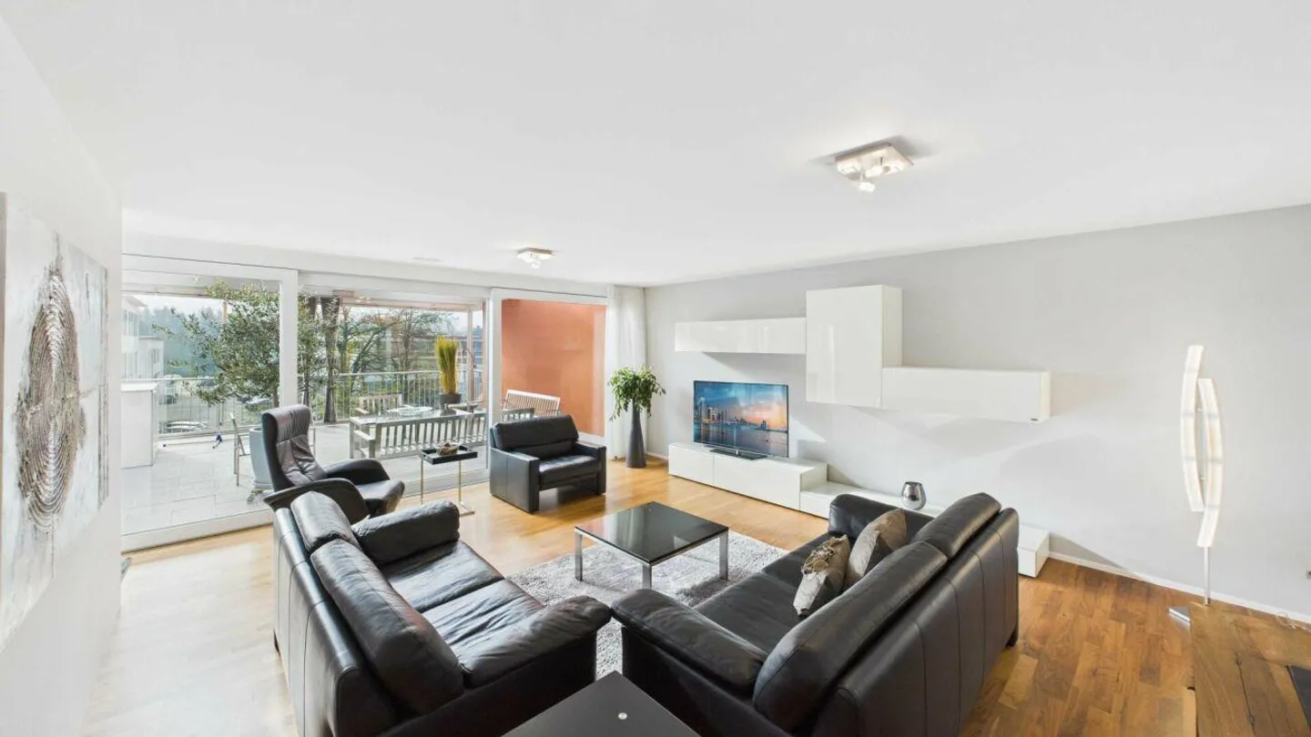 Appartement en attique avec terrasse spacieuse - Photo 4 sur 10