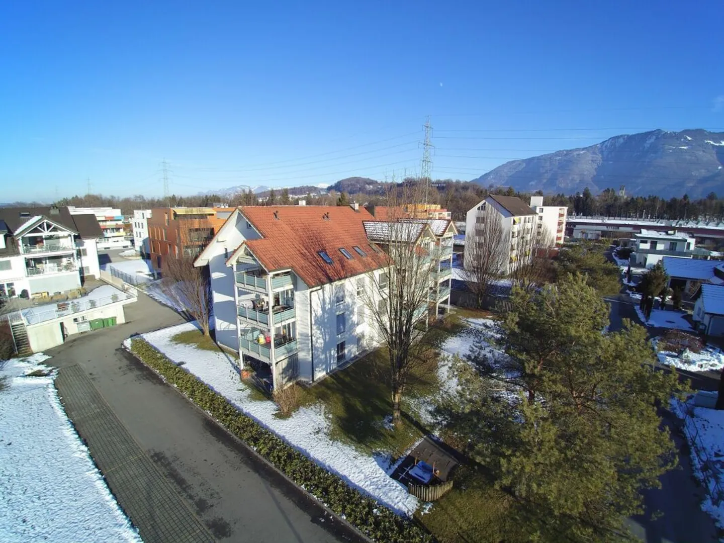 Ampio appartamento al piano terra di 4,5 locali in posizione tranquilla - Foto 2 di 2