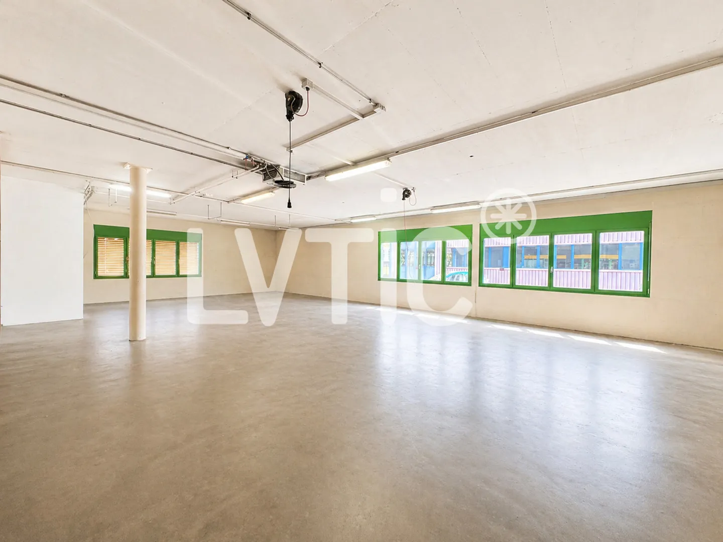 Workshop, storage of 290 m2 for rent in Villeneuve - Photo 1 of 8