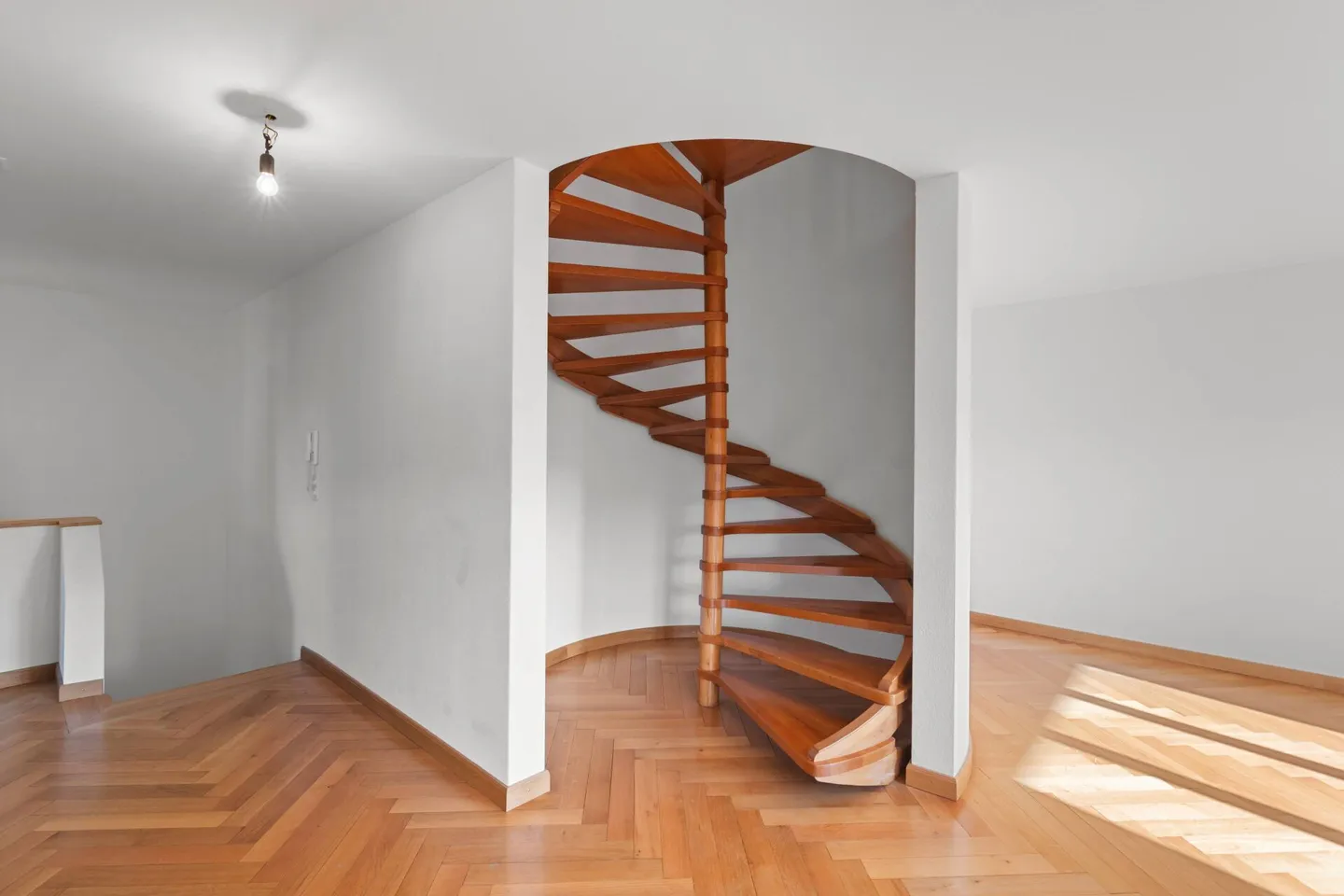 Appartamento duplex con camino, area giardino e 2 posti auto esterni! - Foto 7 di 16