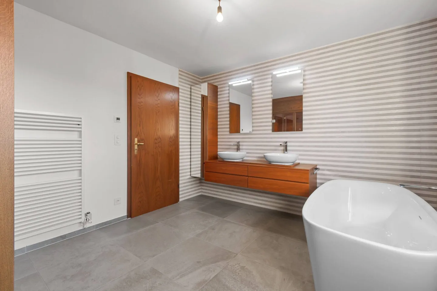 Appartamento duplex con camino, area giardino e 2 posti auto esterni! - Foto 10 di 16