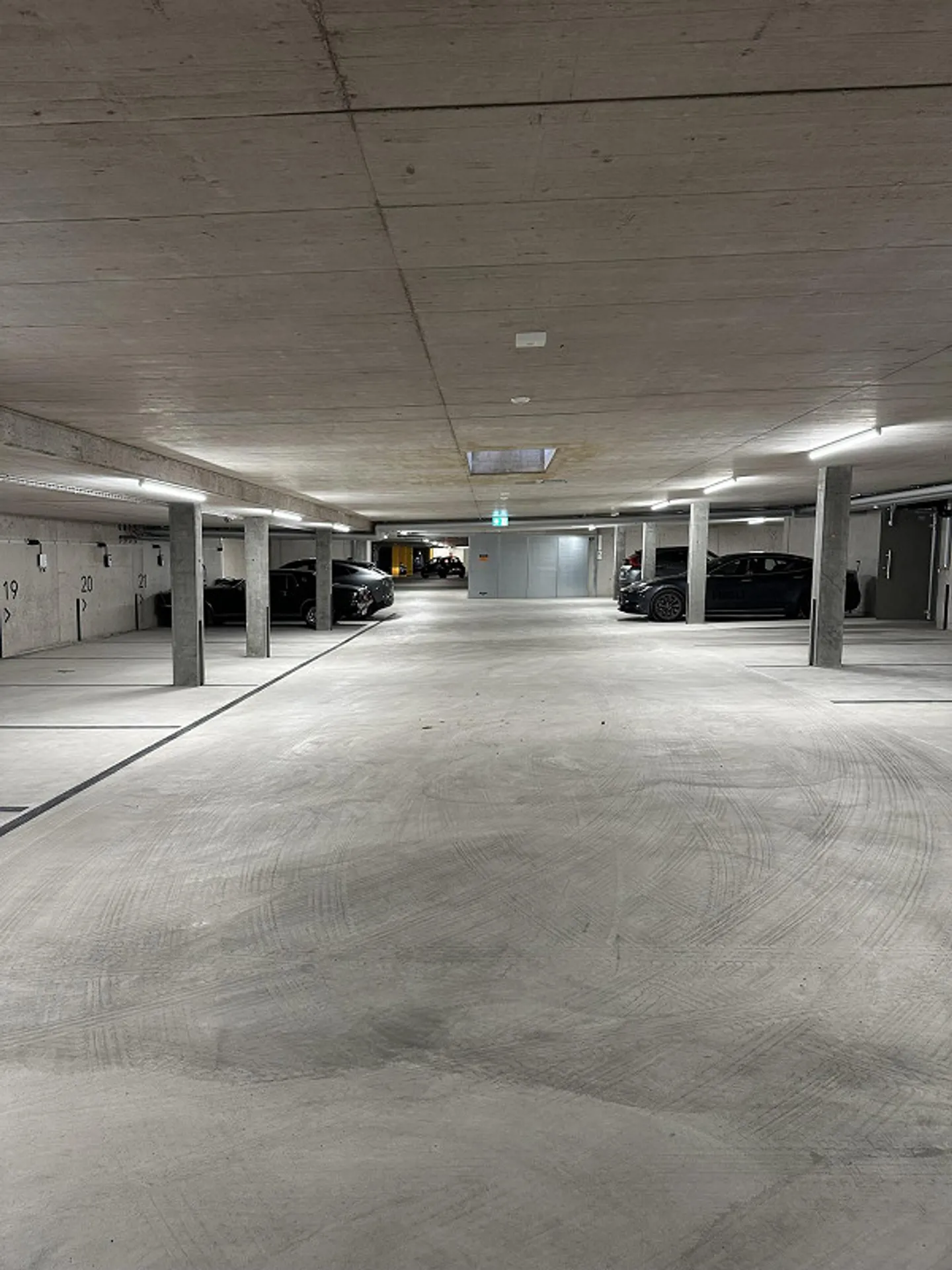 Geräumiger Tiefgaragenparkplatz - Foto 2 von 4