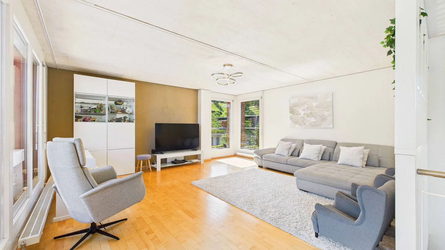 Wohnen über zwei Ebenen - Grosszügige Maisonette-Attikawohnung mit Weitsicht im Bezirk Baden - Foto 4 von 15