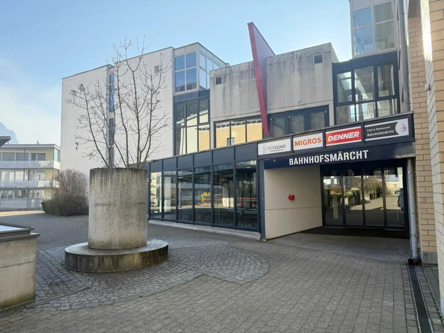 Spazio commerciale attraente nel centro commerciale 'Bahnhofsmärcht', Brunnen - Foto 1 di 9