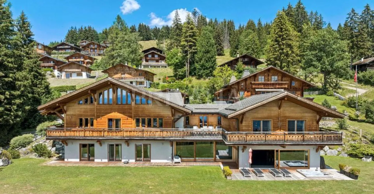 Exceptional Ski-In Ski-Out Chalet - Photo 1 of 9