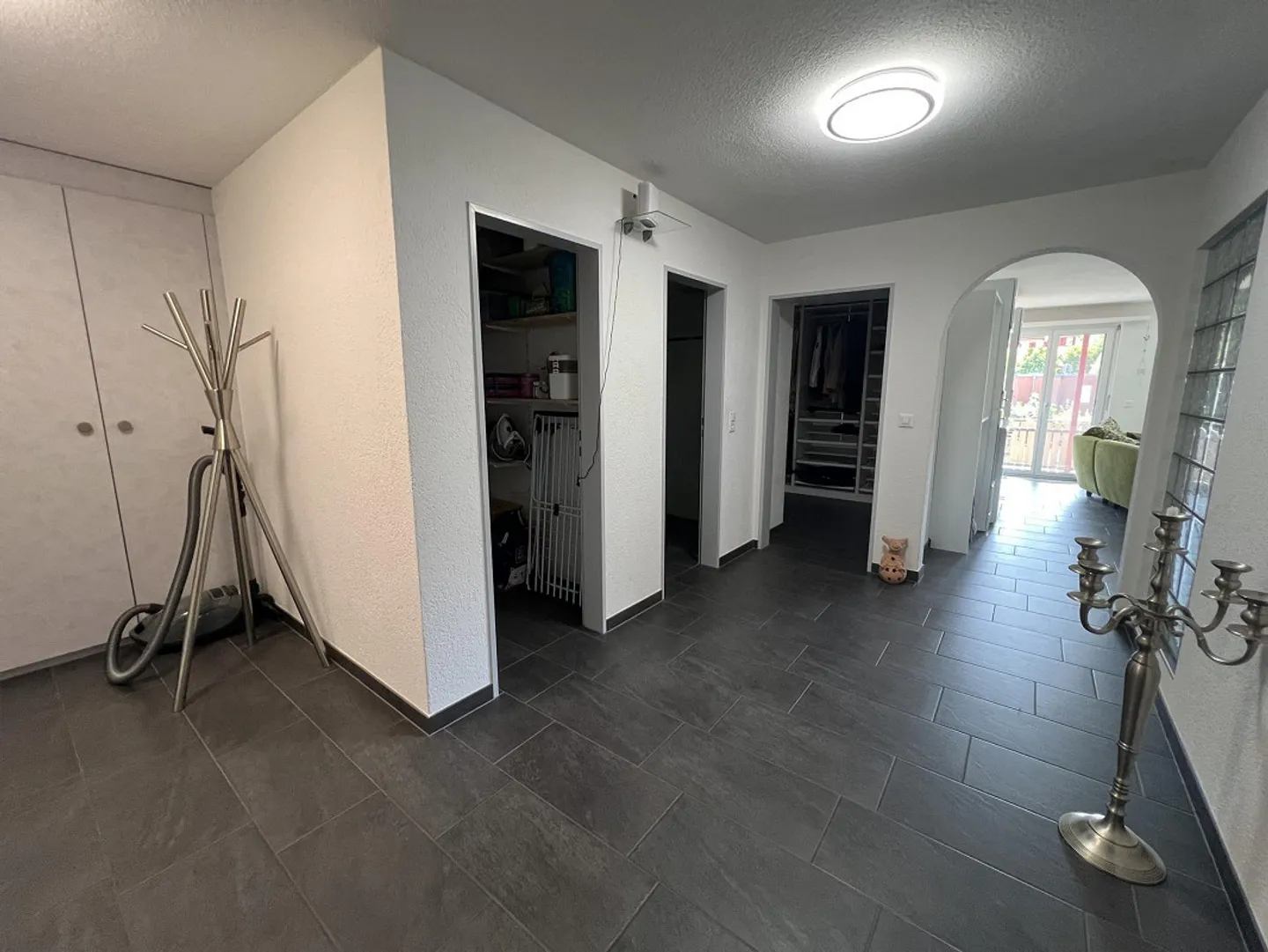 Lichtdurchflutete großzügige 4,5 Zimmer Wohnung mit Terasse zu verkauf - Photo 3 of 18