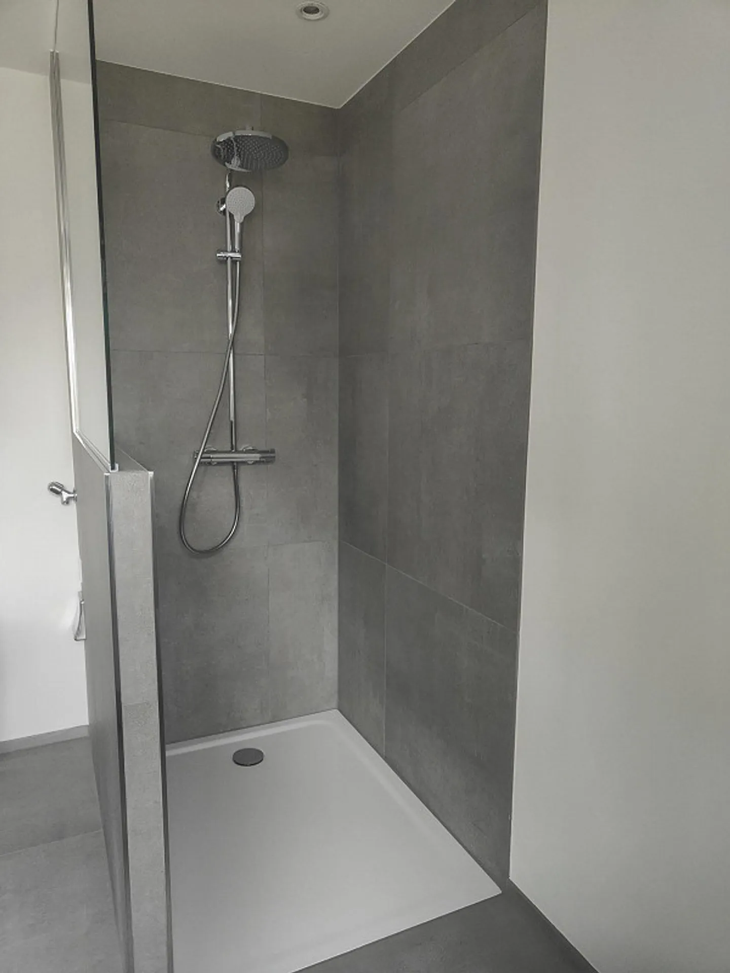 Moderno appartamento di 3,5 stanze con grande terrazza a Diegten - Foto 9 di 12