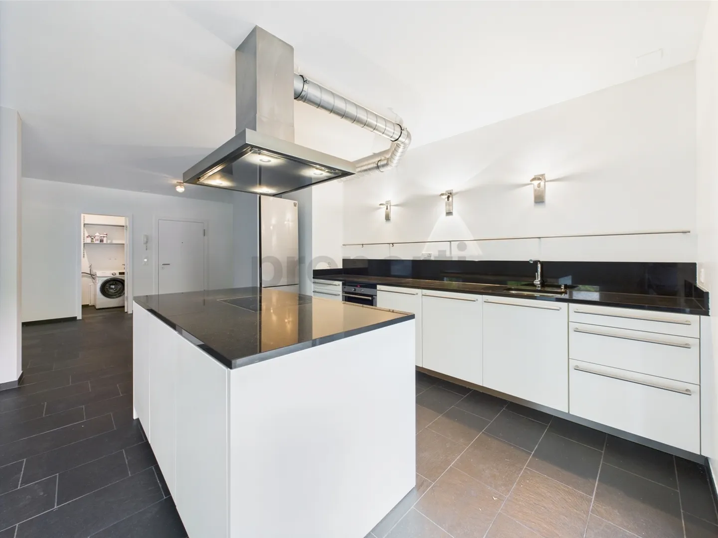 Modern Living in the Heart of Zurich with this 3.5-Room Apartment - Photo 5 of 13
