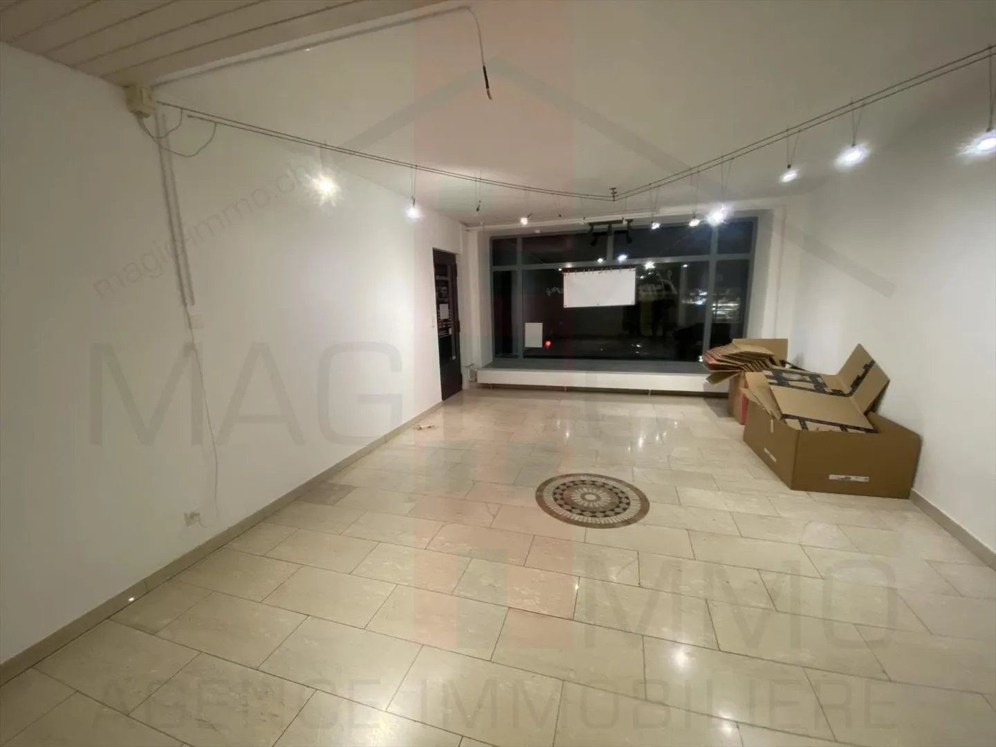 Immeuble mixte à louer - Photo 1 sur 8