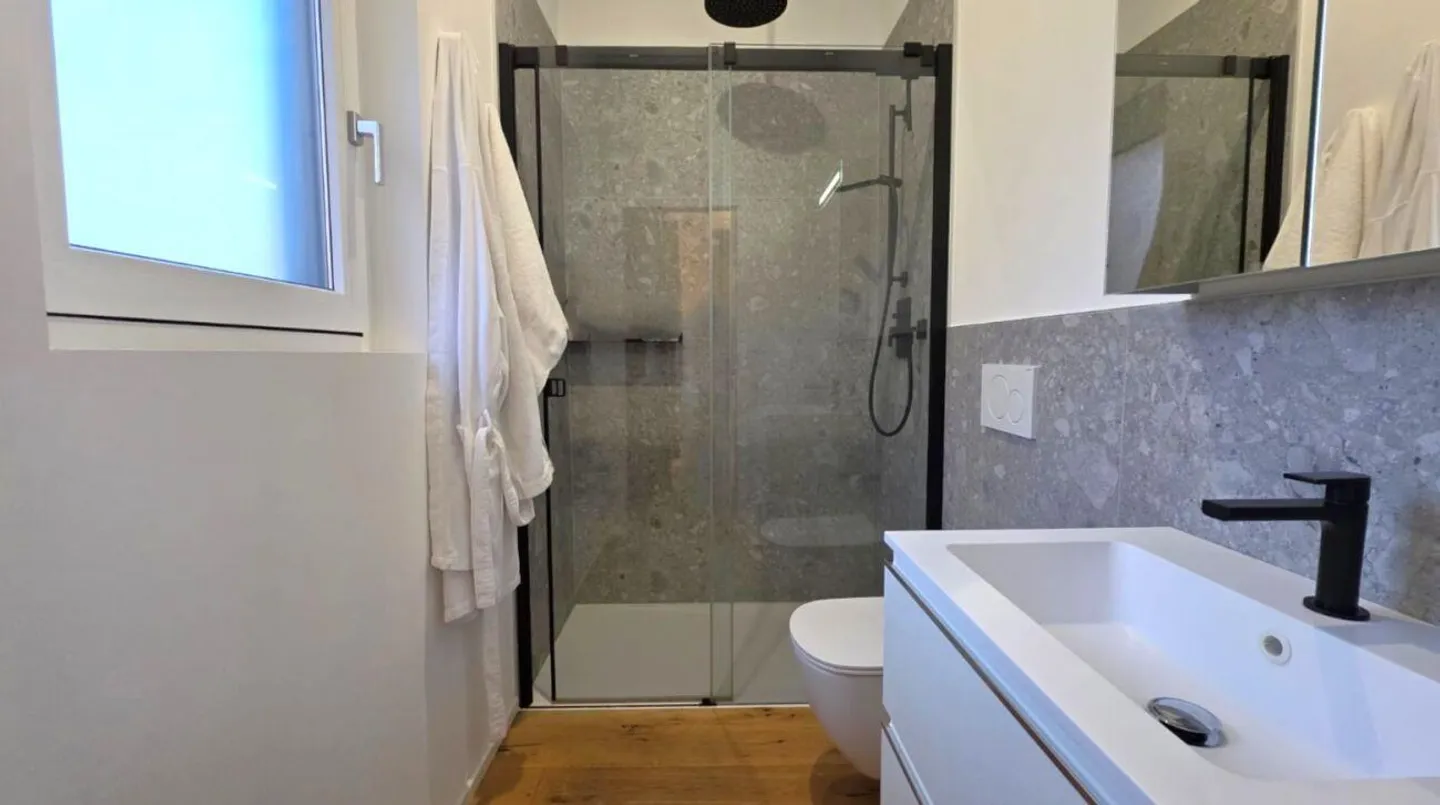 Villa unifamiliare moderna con giardino spazioso in una posizione tranquilla a Golino - Foto 10 di 16