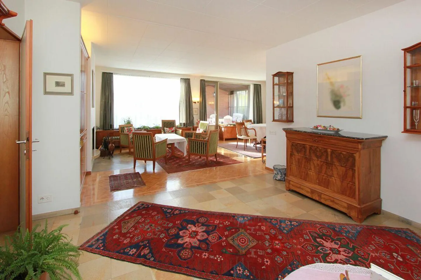 Grosses Einfamilienhaus mit Garten - Foto 3 von 13