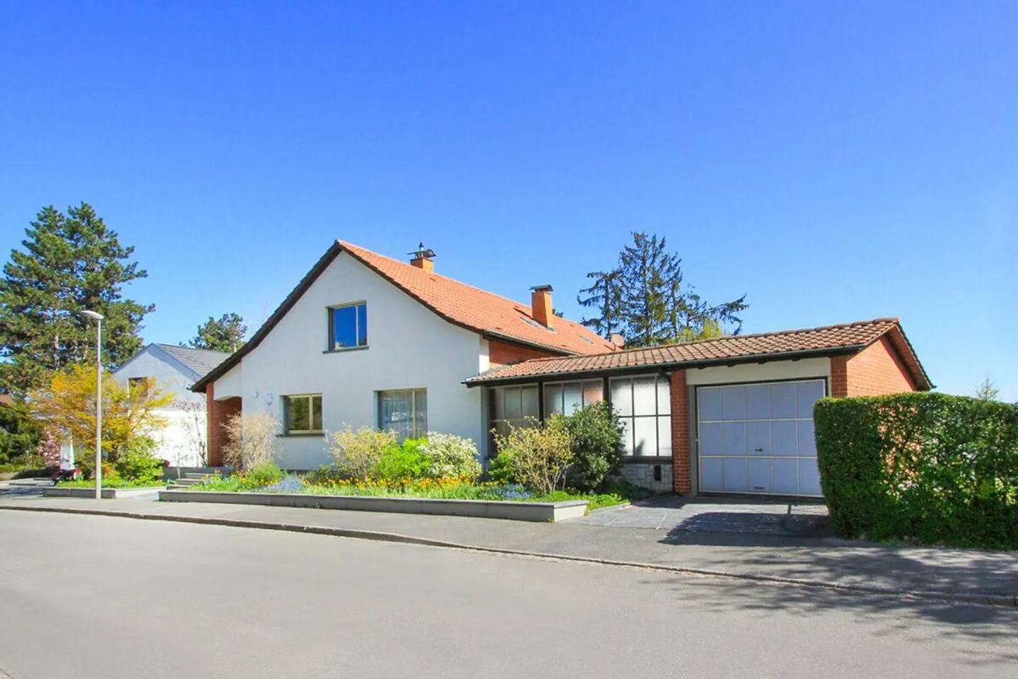 Grosses Einfamilienhaus mit Garten - Foto 1 von 13