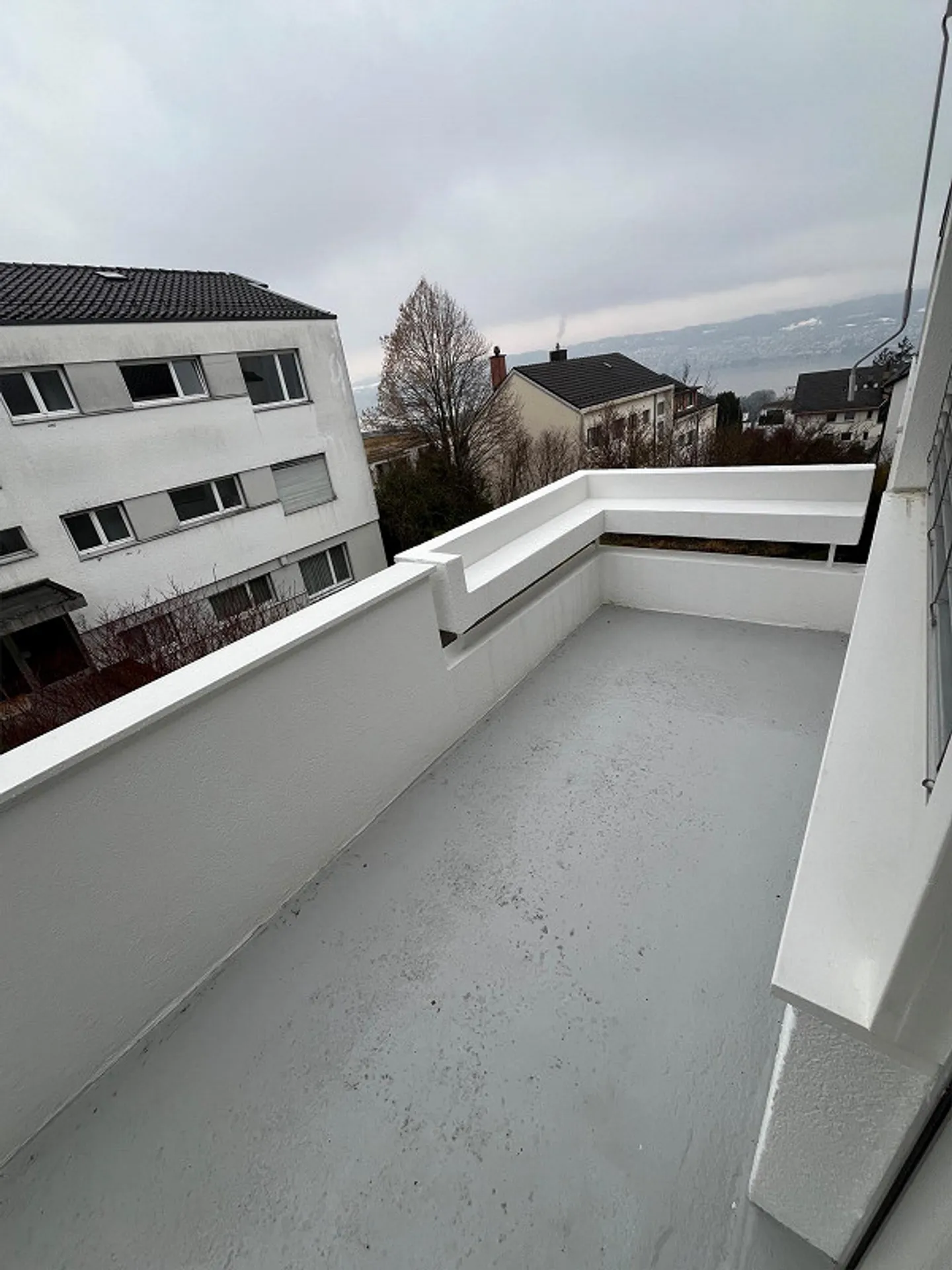 Appartement rénové avec vue sur le lac - Photo 3 sur 8