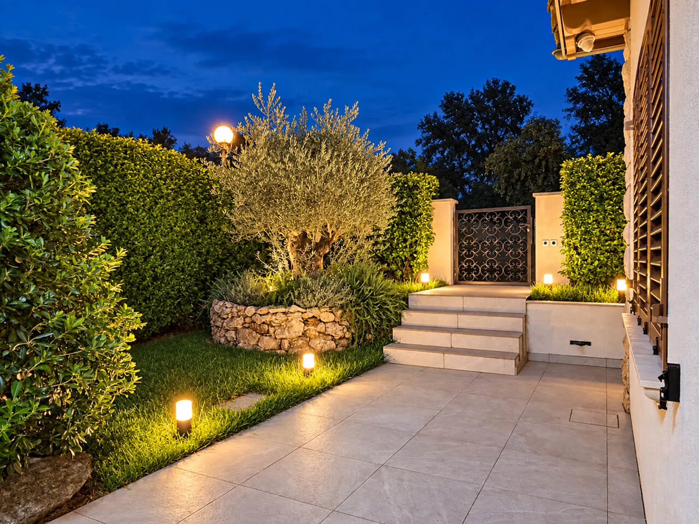Villa with large garden in Mendrisio - Photo 2 of 28