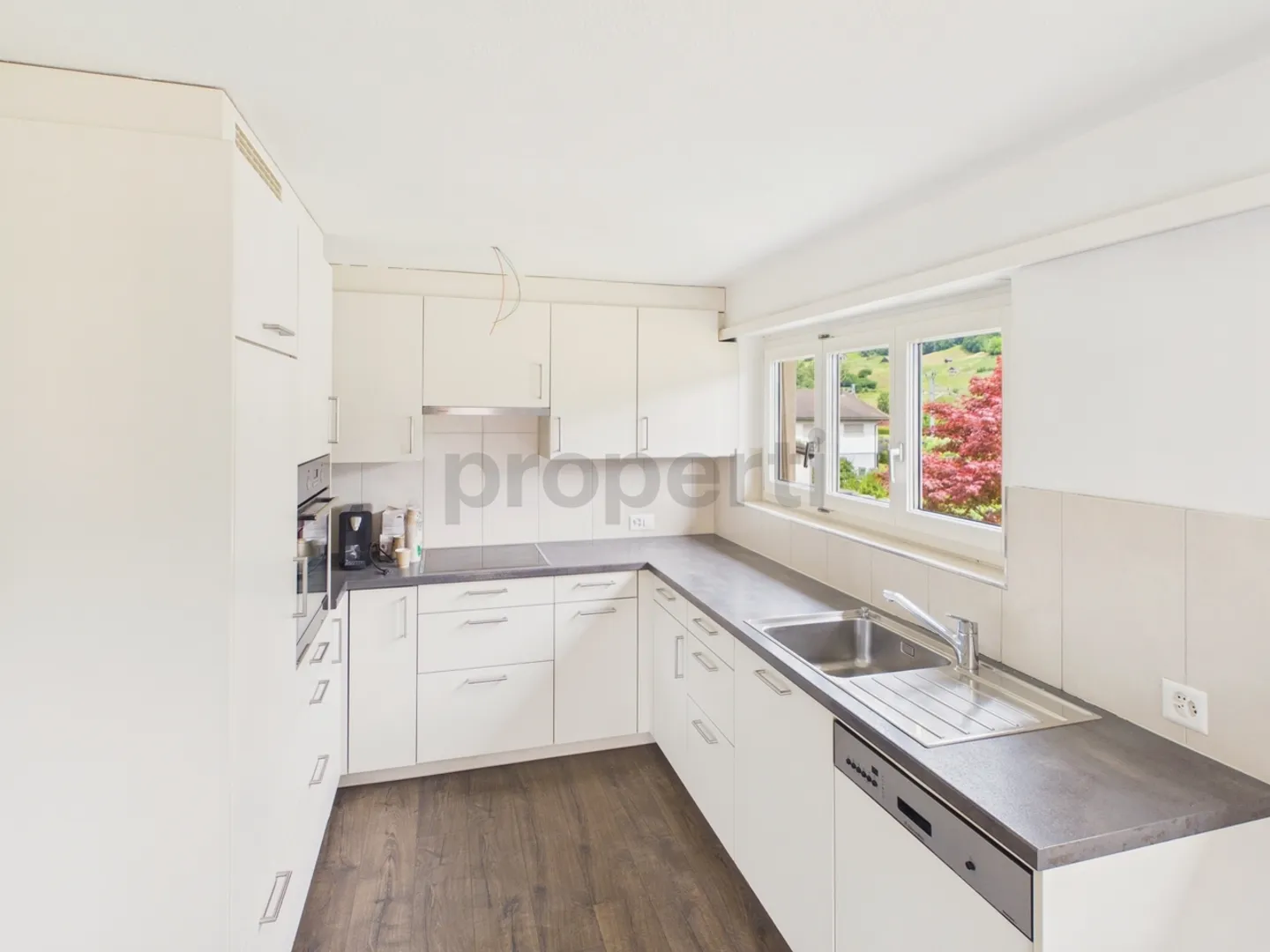 Moderne 4.5-Zimmer-Wohnung mit Balkon - Foto 4 von 13