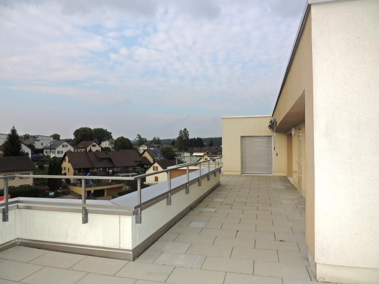 Profiter du soleil sur le grand balcon - Photo 8 sur 9