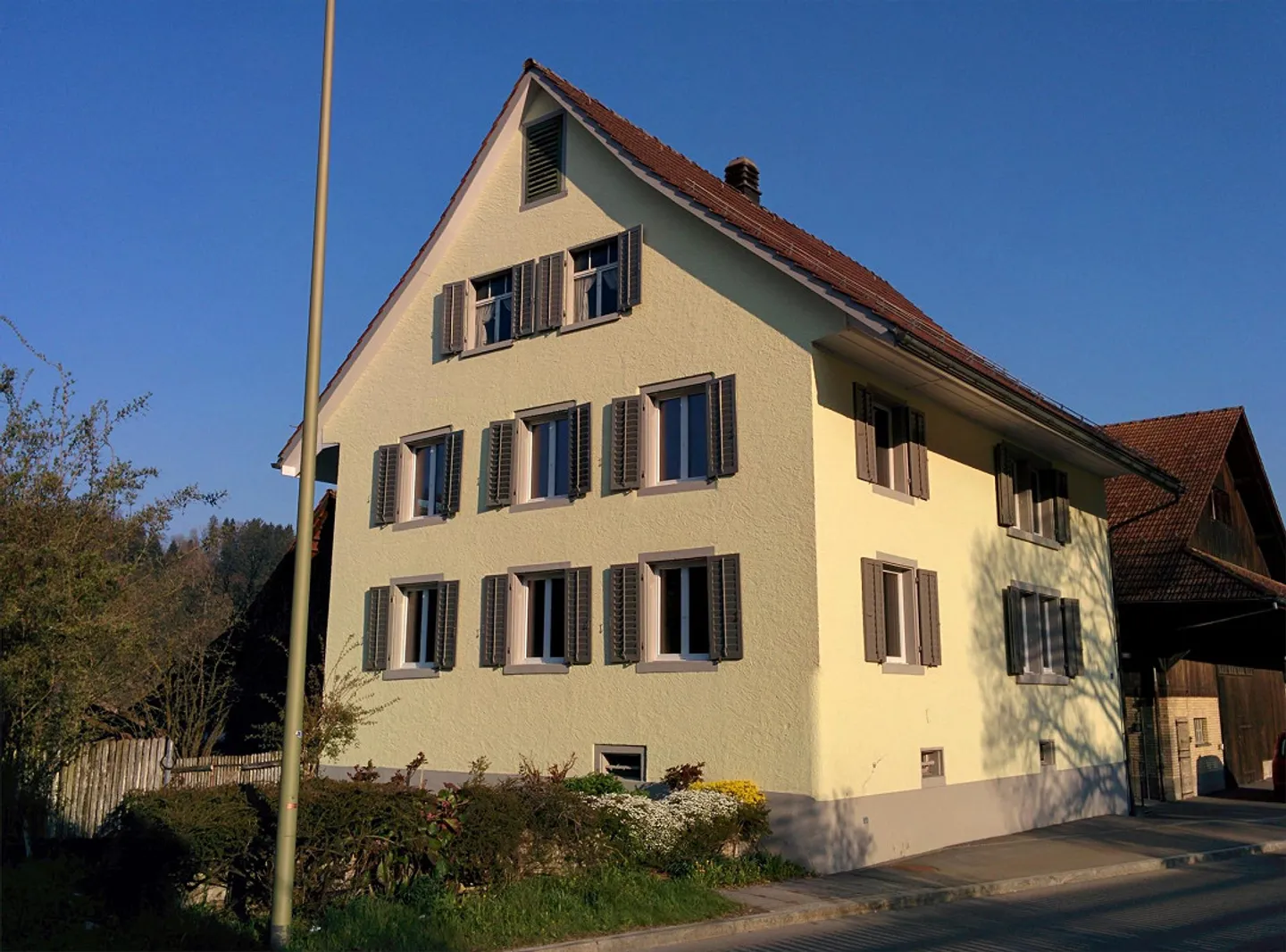 Günstige Wohnung im Bauernhaus mit grossem Naturgarten - Foto 1 di 23