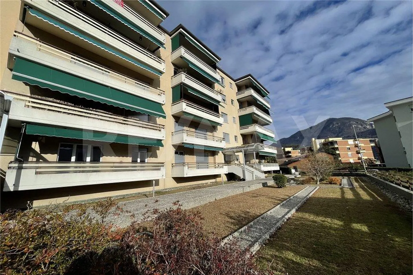 Charming 2.5-room apartment with wonderful lake view - Photo 2 of 12