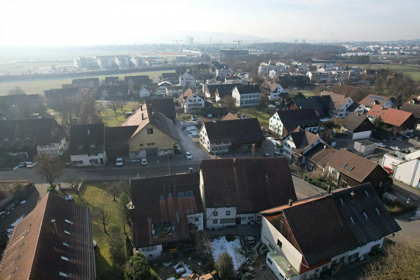 Historical residential building with 4 apartments and barn with development potential - Photo 4 of 21