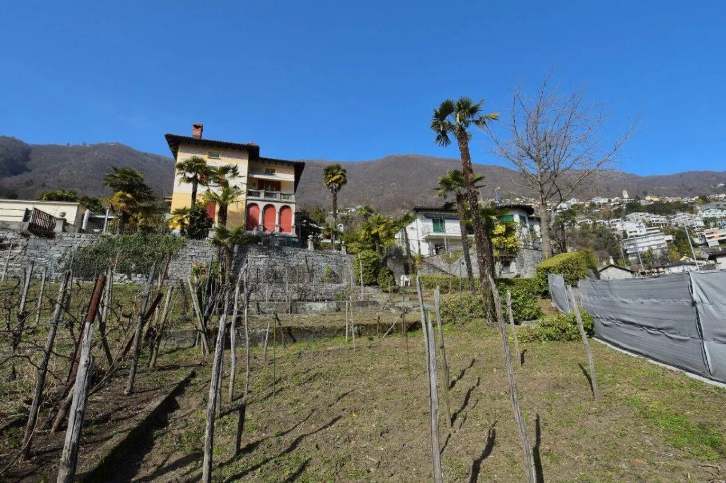 Historic multi-family villa with land in an excellent location - Photo 1 of 5