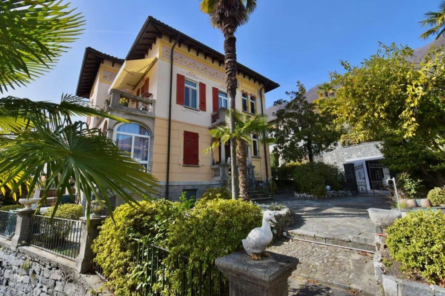 Historic multi-family villa with land in an excellent location - Photo 2 of 5