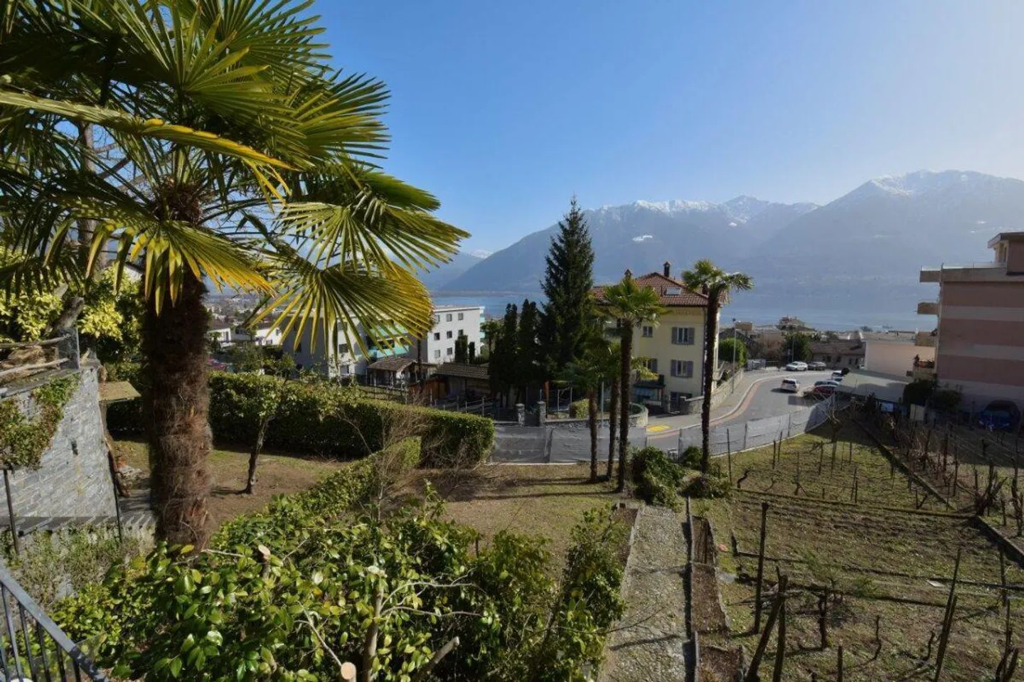 Historic multi-family villa with land in an excellent location - Photo 3 of 5