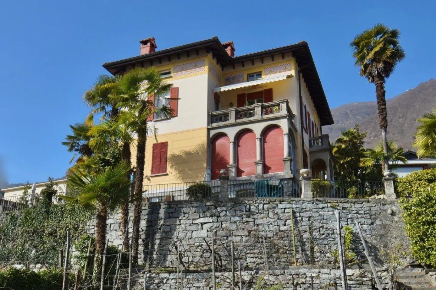 Historic multi-family villa with land in an excellent location - Photo 4 of 5