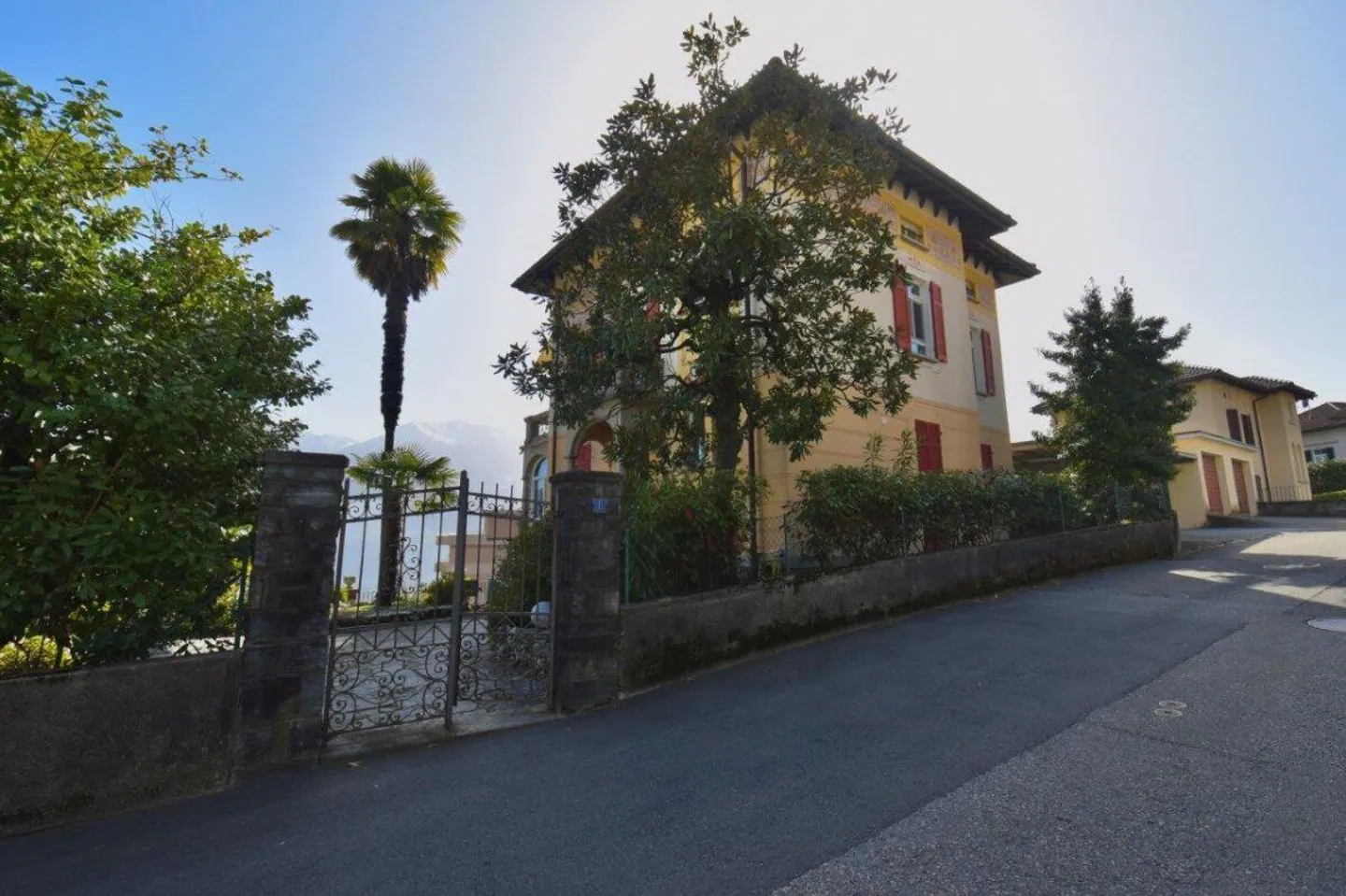 Historic multi-family villa with land in an excellent location - Photo 5 of 5