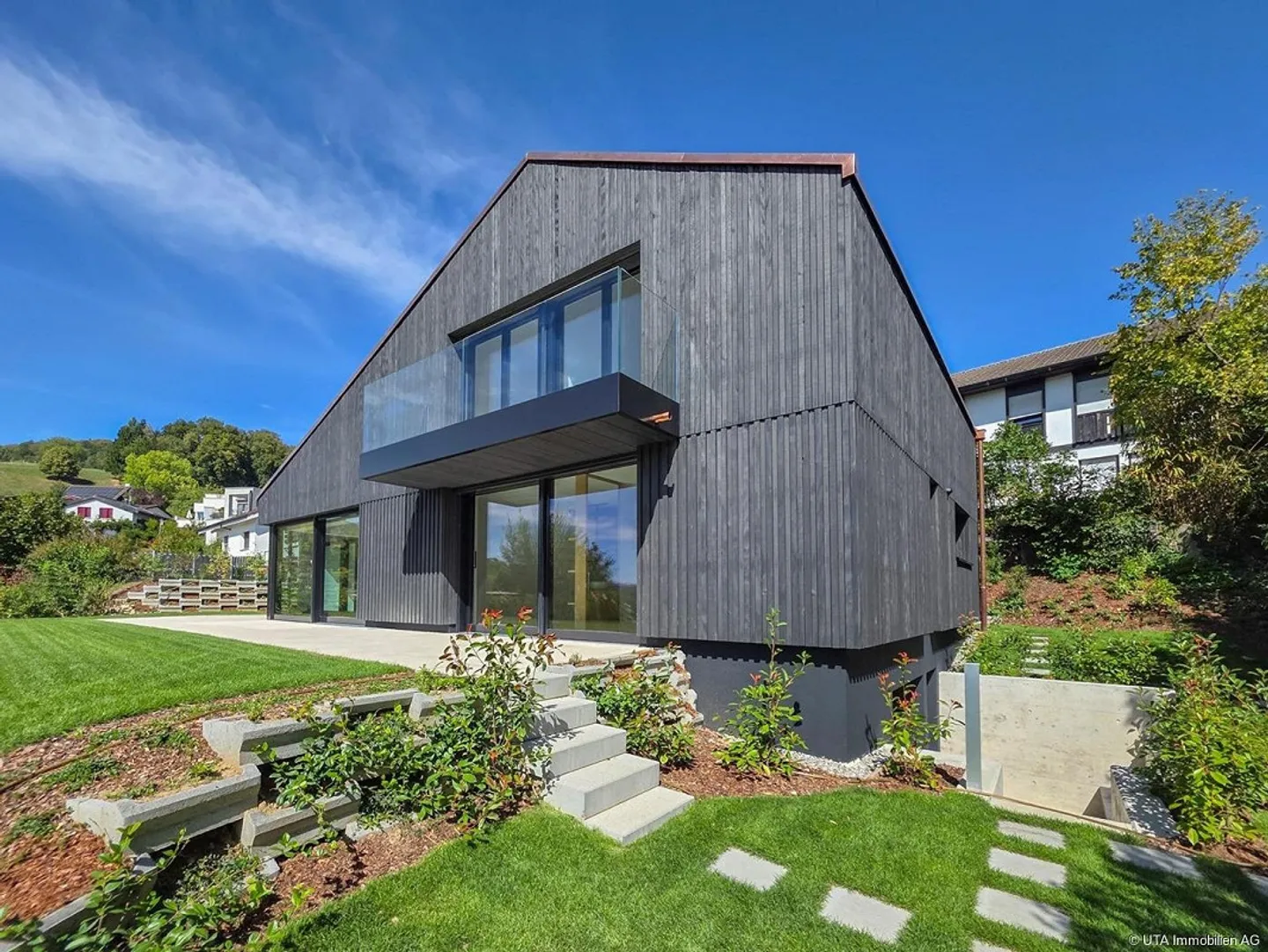 Completely renovated, spacious and modern with sensational views - Photo 2 of 16