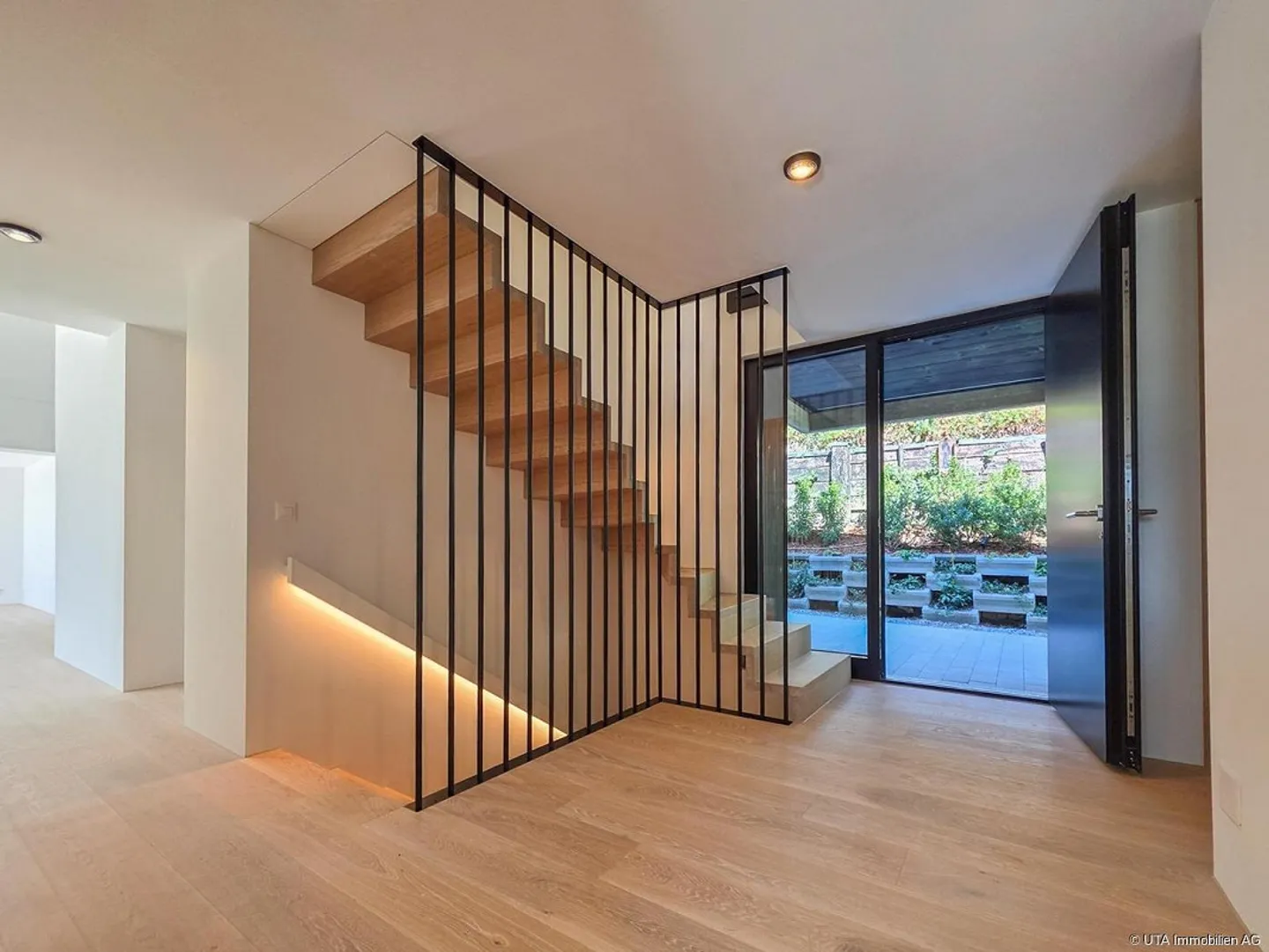 Completely renovated, spacious and modern with sensational views - Photo 3 of 16