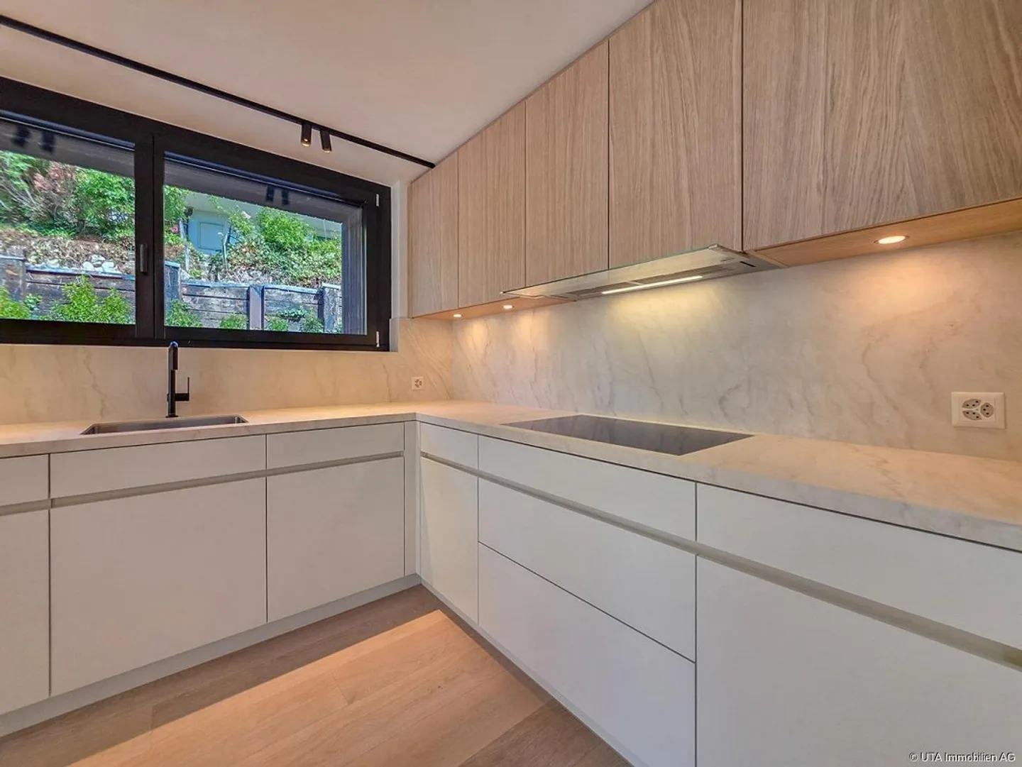 Completely renovated, spacious and modern with sensational views - Photo 6 of 16