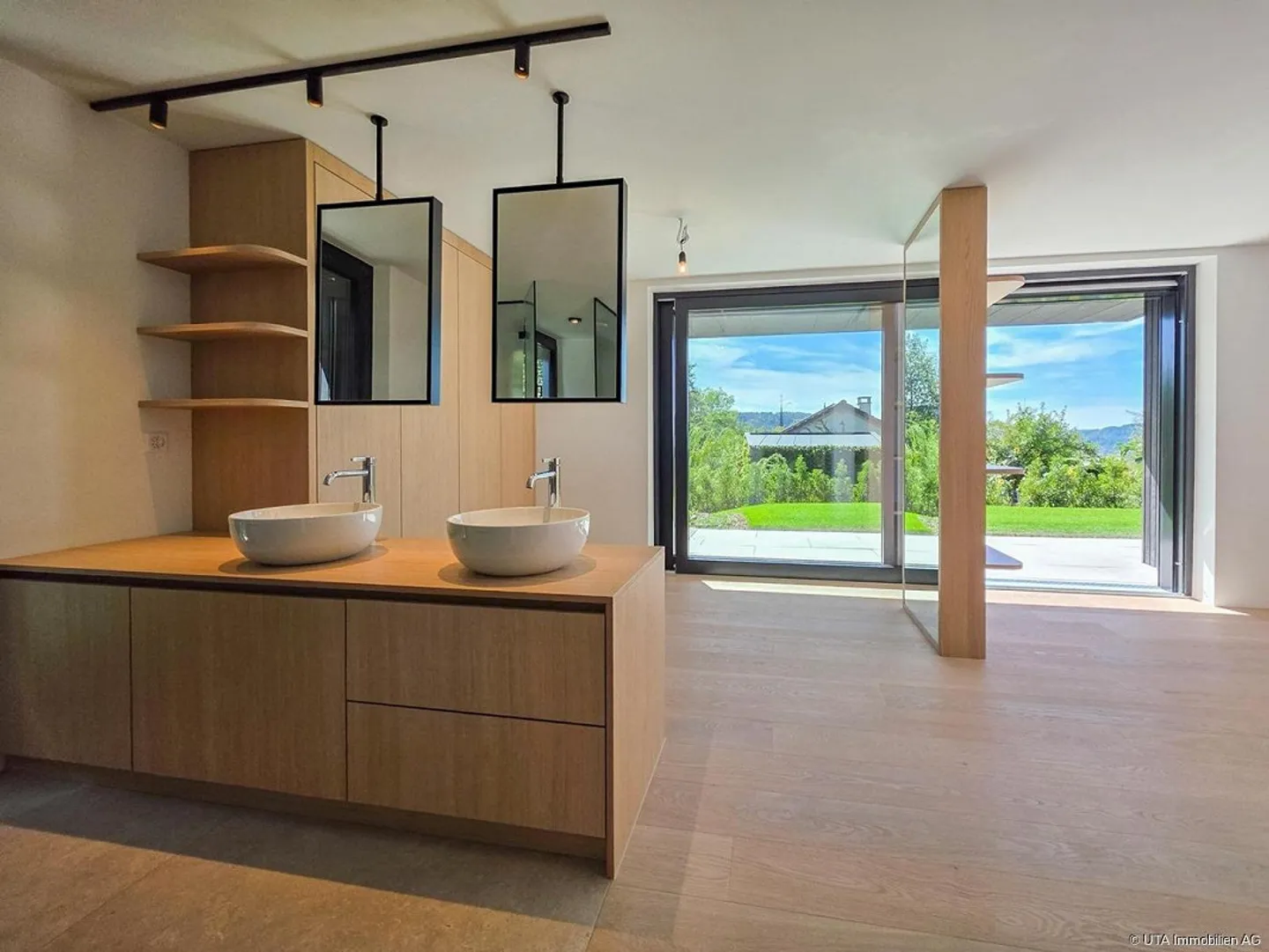 Completely renovated, spacious and modern with sensational views - Photo 4 of 16