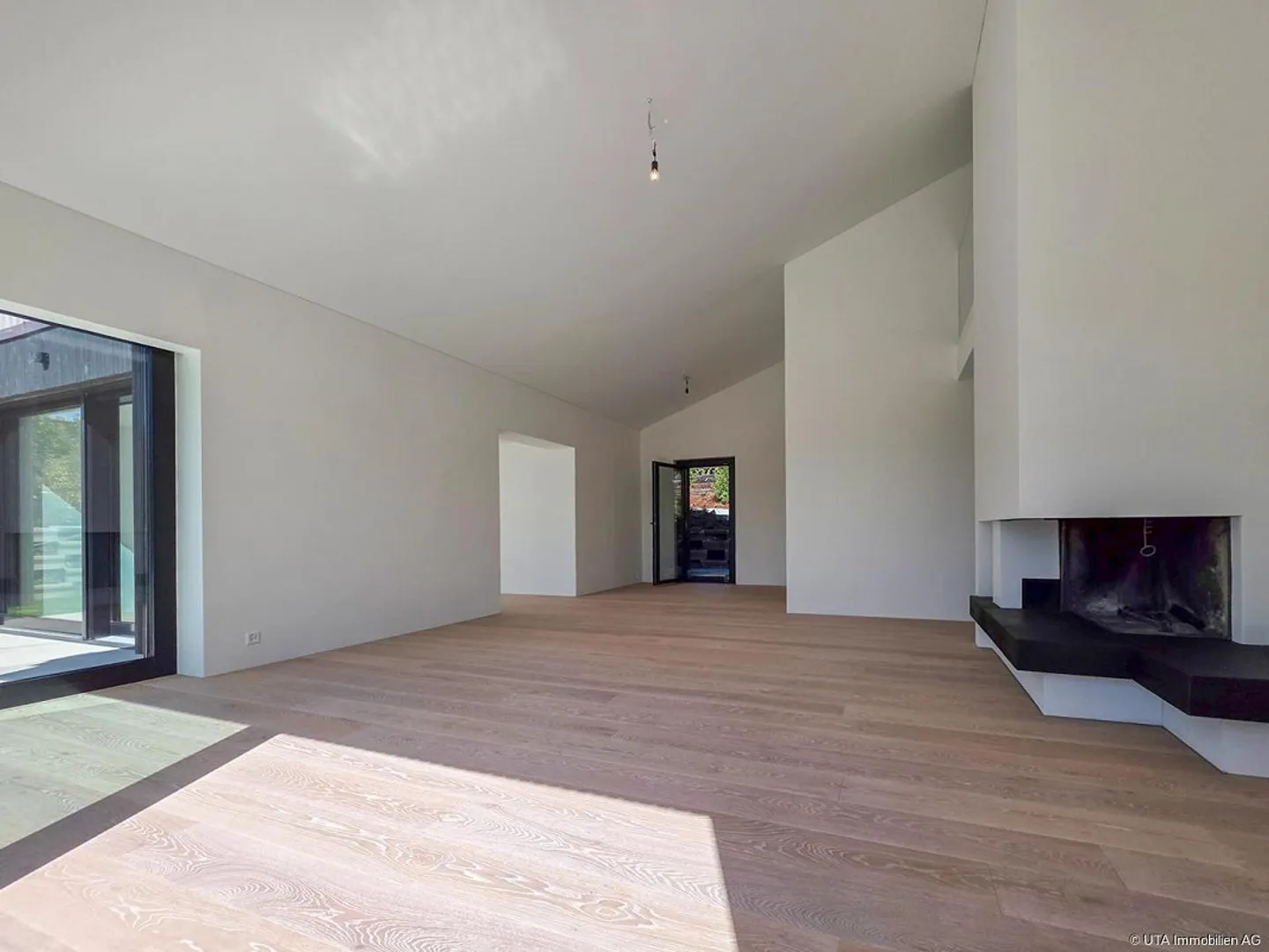 Completely renovated, spacious and modern with sensational views - Photo 8 of 16