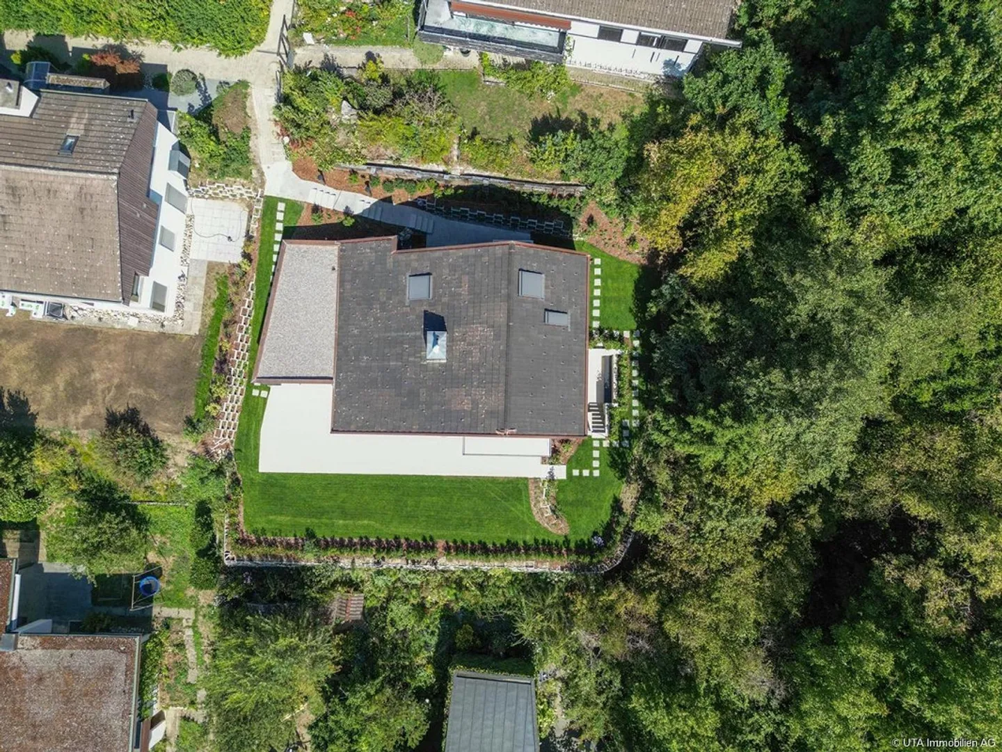 Completely renovated, spacious and modern with sensational views - Photo 14 of 16