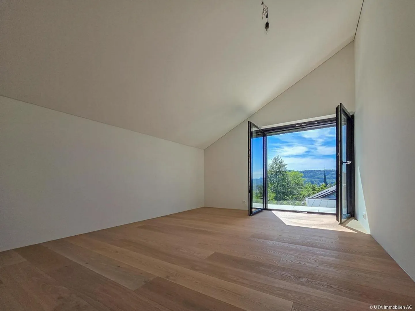 Completely renovated, spacious and modern with sensational views - Photo 10 of 16