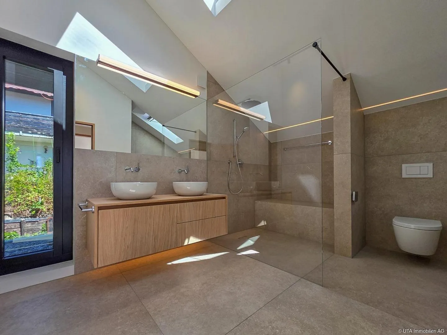 Completely renovated, spacious and modern with sensational views - Photo 11 of 16