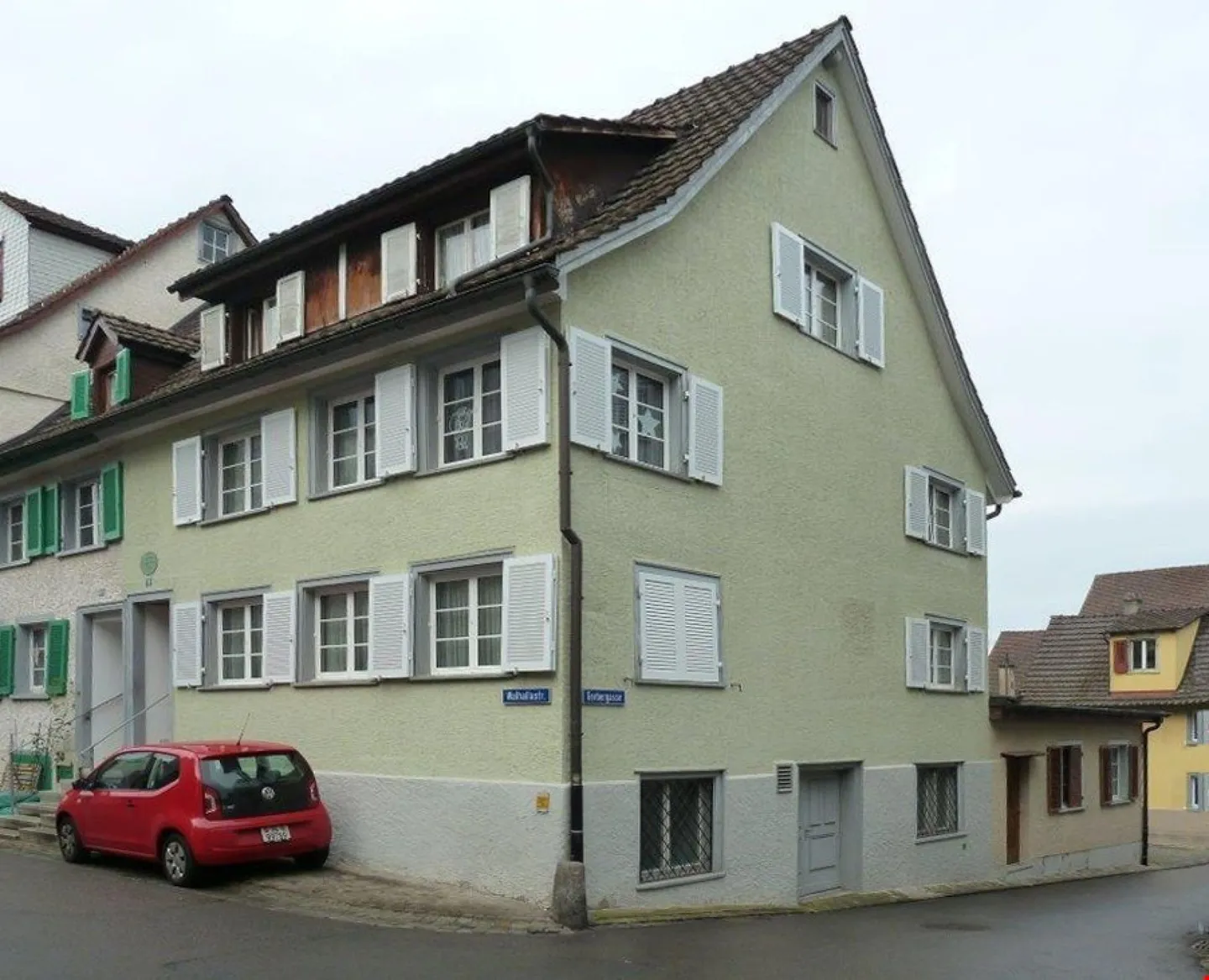 Piccolo appartamento mansardato di 2,0 locali nel centro storico, praticamente in riva al lago (250m) - Foto 1 di 12