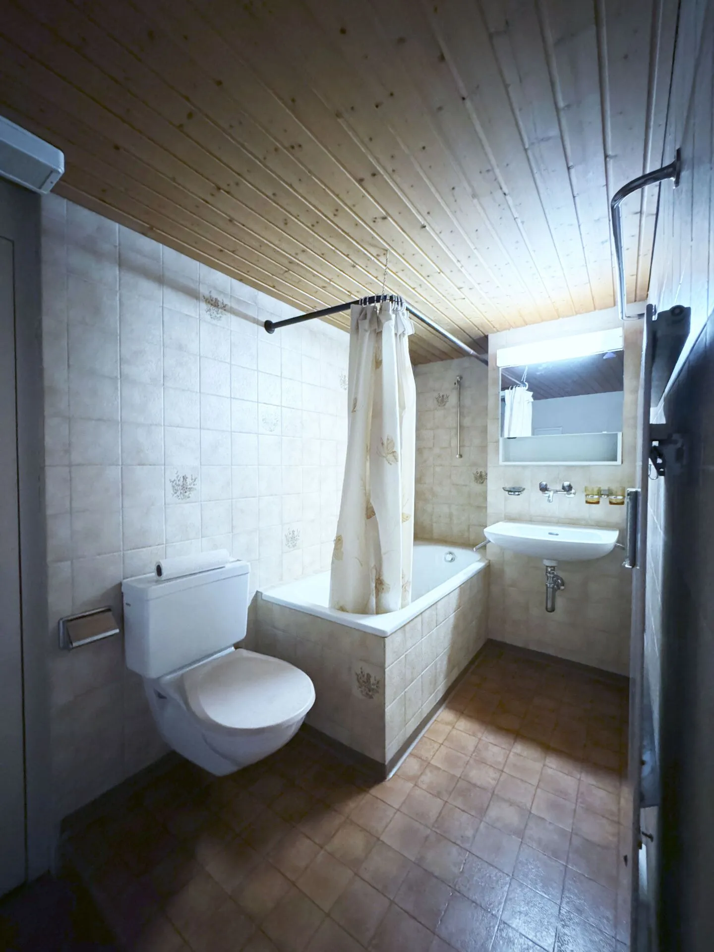 Piccolo appartamento mansardato di 2,0 locali nel centro storico, praticamente in riva al lago (250m) - Foto 2 di 12