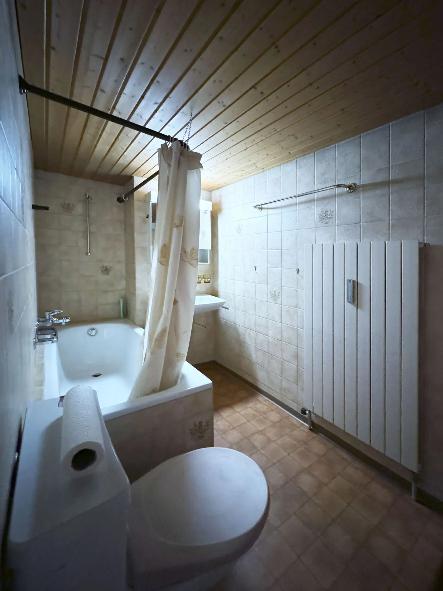 Piccolo appartamento mansardato di 2,0 locali nel centro storico, praticamente in riva al lago (250m) - Foto 3 di 12